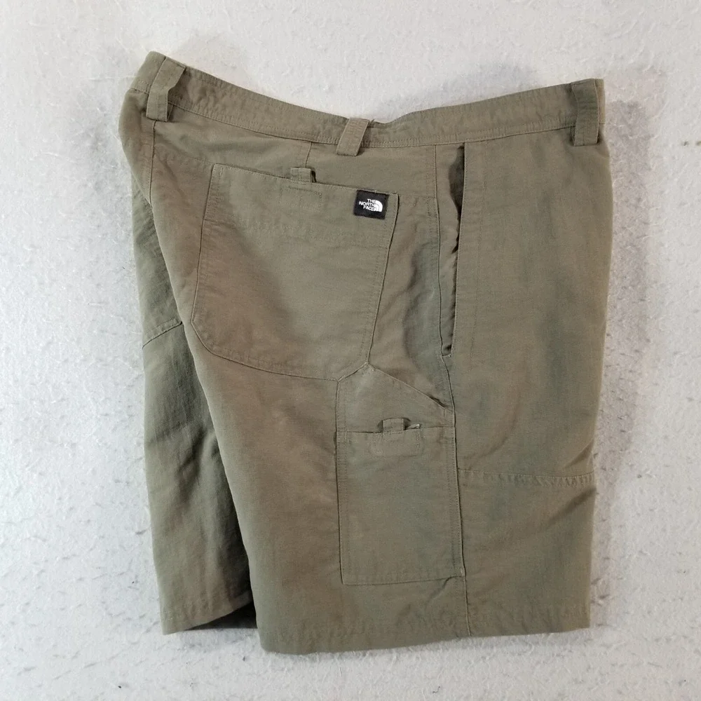 The North Face hiking shorts men's 38x8 khaki green outdoor security pocket
